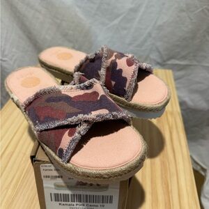 New in box Nahlo Size 10 Pink Camo Slide Kamala Sandals